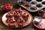 Le Creuset 12-Cup Muffin Tray - Image 8